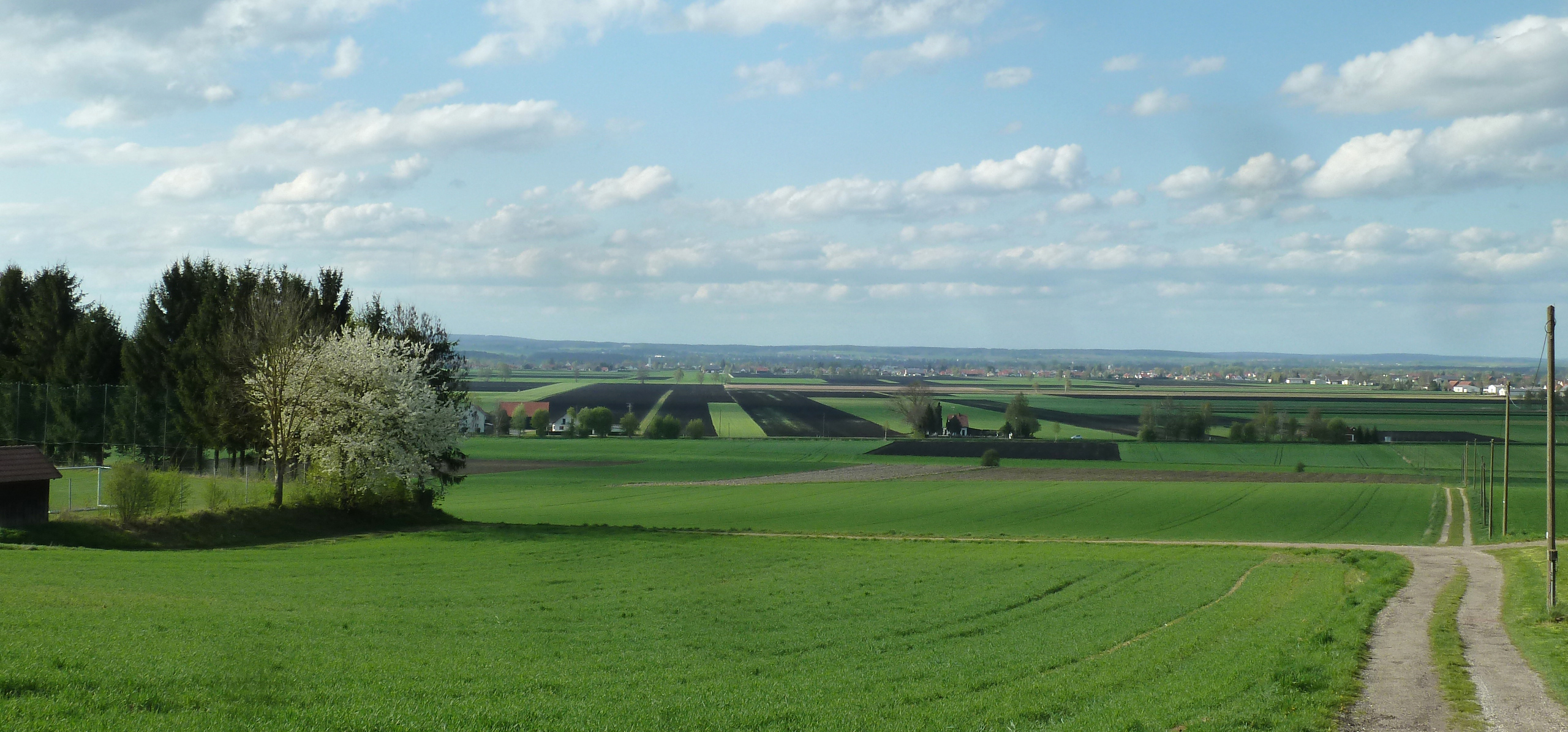 Landkreis Neuburg-Schrobenhausen: Drei Landschaftsformen - Blick vom Tertiären Hügelland bei Berg im Gau über das Donaumoos - im Hintergrund die Fränkische Alb