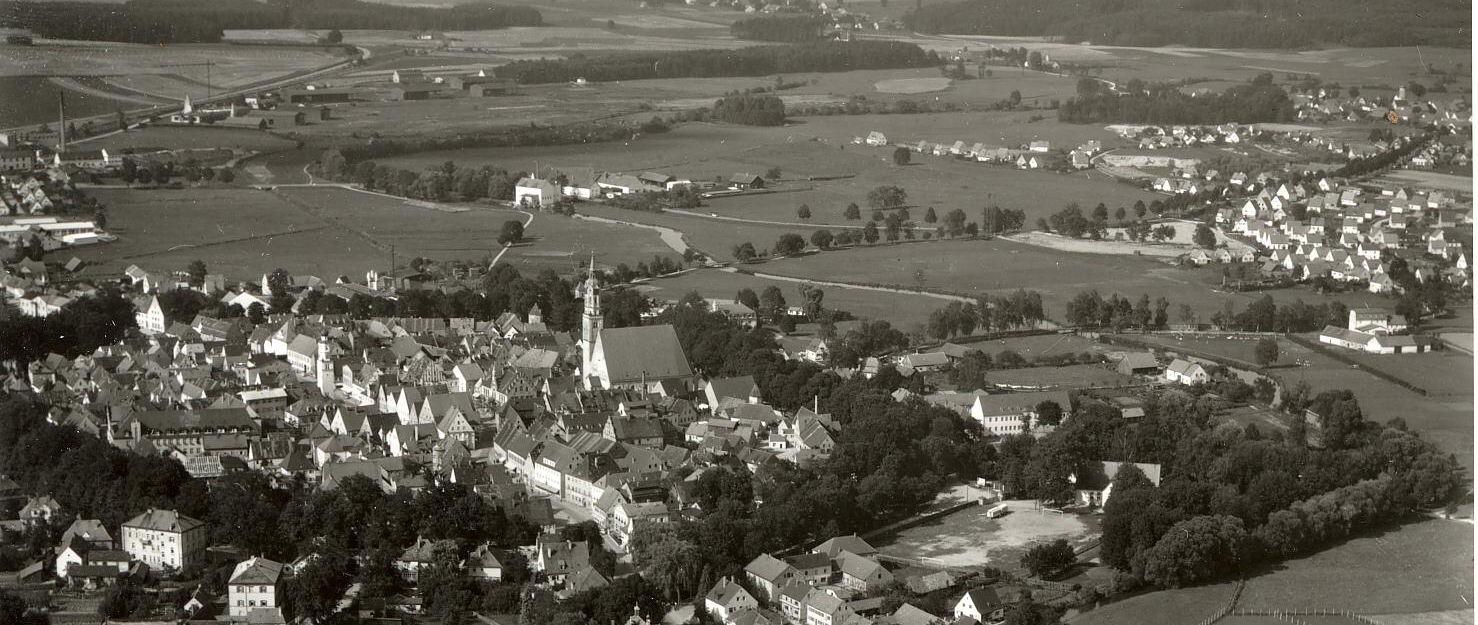 Luftaufnahme 1956: Schrobenhausen im Vordergrund - Mühlried im Bildhintergrund rechts oben