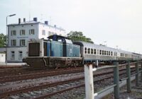 Ein typischer Nahverkehrszug der Paartalbahn in den 1980er Jahren: Diesellokomotive der Baureihe 211 mit vier "Silberlingen", so genannt nach ihrer Farbe.